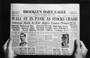 Börsencrash Das Titelblatt des Brooklyn Daily Eagle vom 24. Oktober 1929 mit der Überschrift "Wall St. in Panic as Stocks Crash".(© by FPG/Hulton Archive/Getty Images)